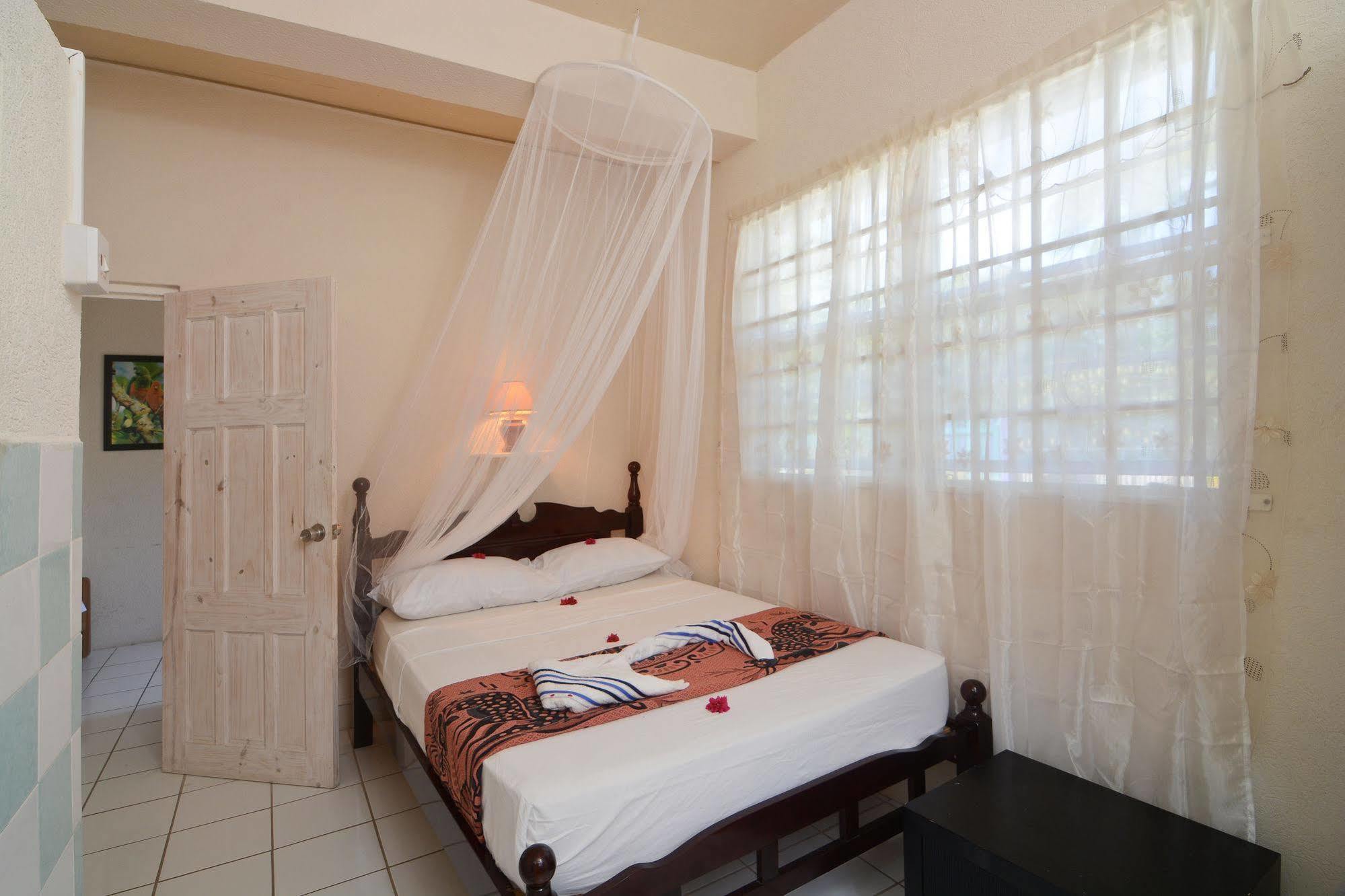 Keegans Beachside Hotell Bequia Island Exteriör bild
