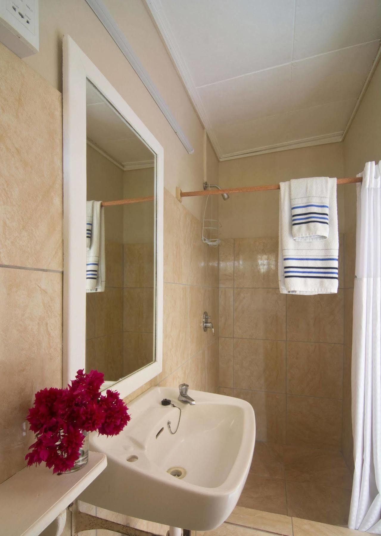 Keegans Beachside Hotell Bequia Island Exteriör bild