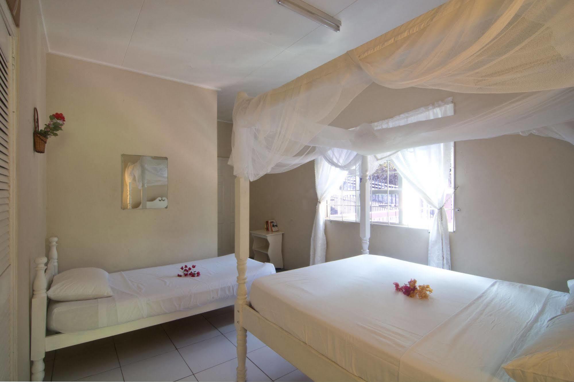Keegans Beachside Hotell Bequia Island Exteriör bild
